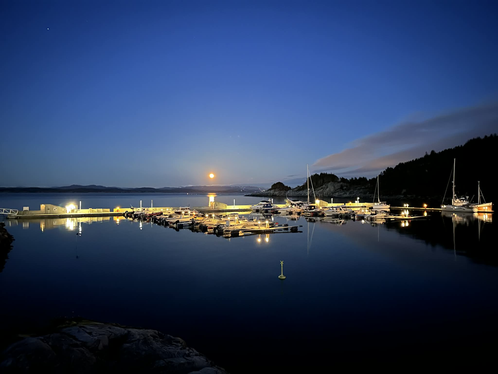 Artikkelbilde til artikkelen Vann og landgang på plass på gjestebrygga
