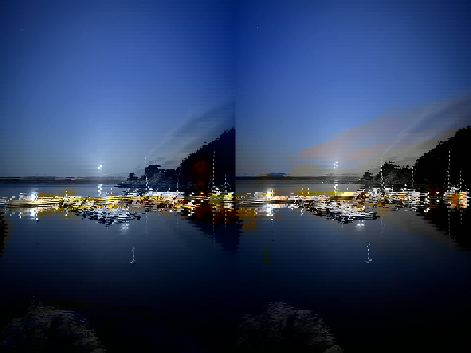 Vann og landgang på plass på gjestebrygga