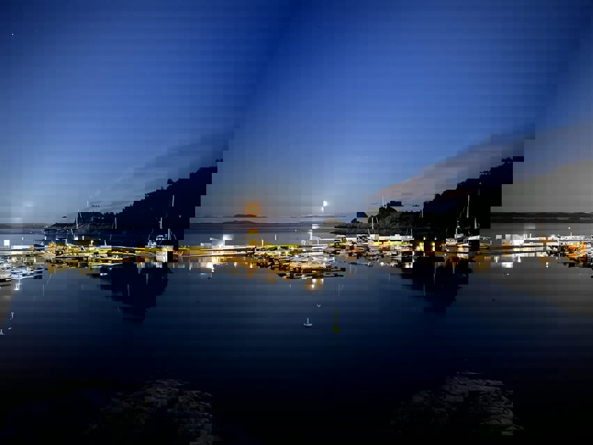 Vann og landgang på plass på gjestebrygga